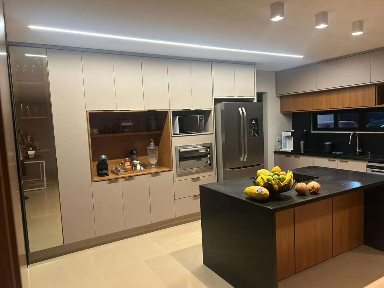 Cozinha planejada com marcenaria e ilha, obra entregue pela Sinapse Obras